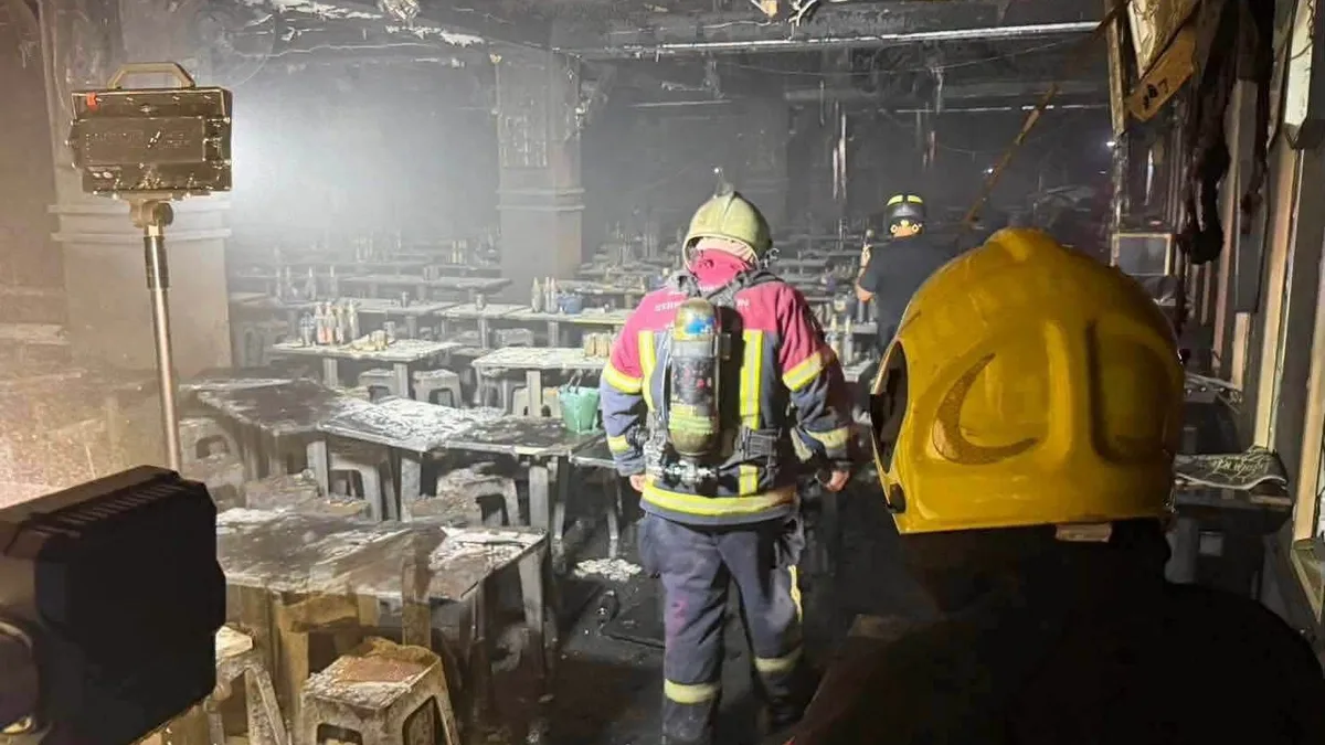 Feuerwehrleute nach den Löscharbeiten