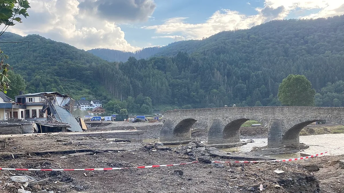 Teilweise zerstörte Brücke in Rech am 03.08.2021