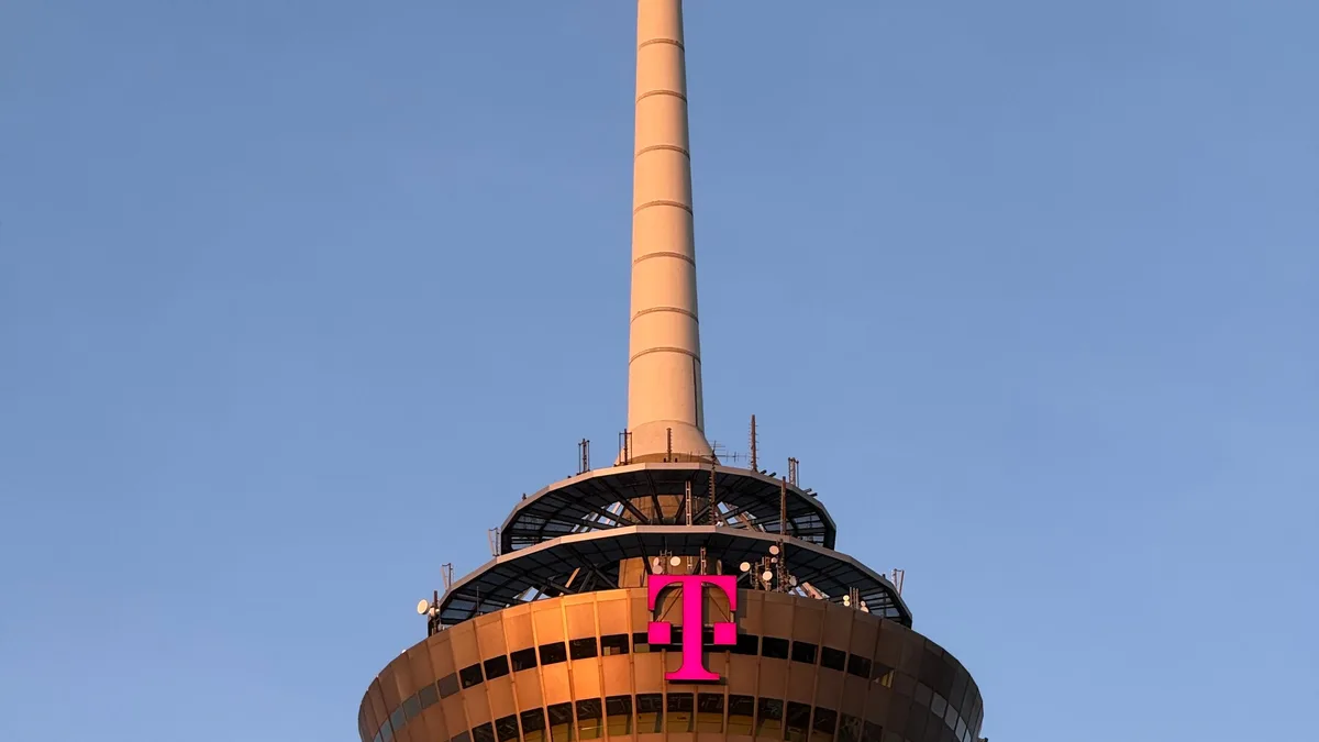 Der Colonius-Turm in Köln, Deutschland, aufgenommen bei Sonnenuntergang vor klarem Himmel.