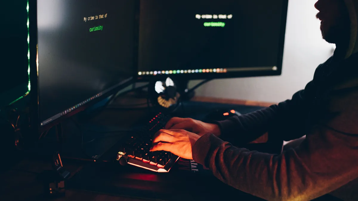Crop Hacker Silhouette Eingabe Auf Computertastatur Während Hacking System