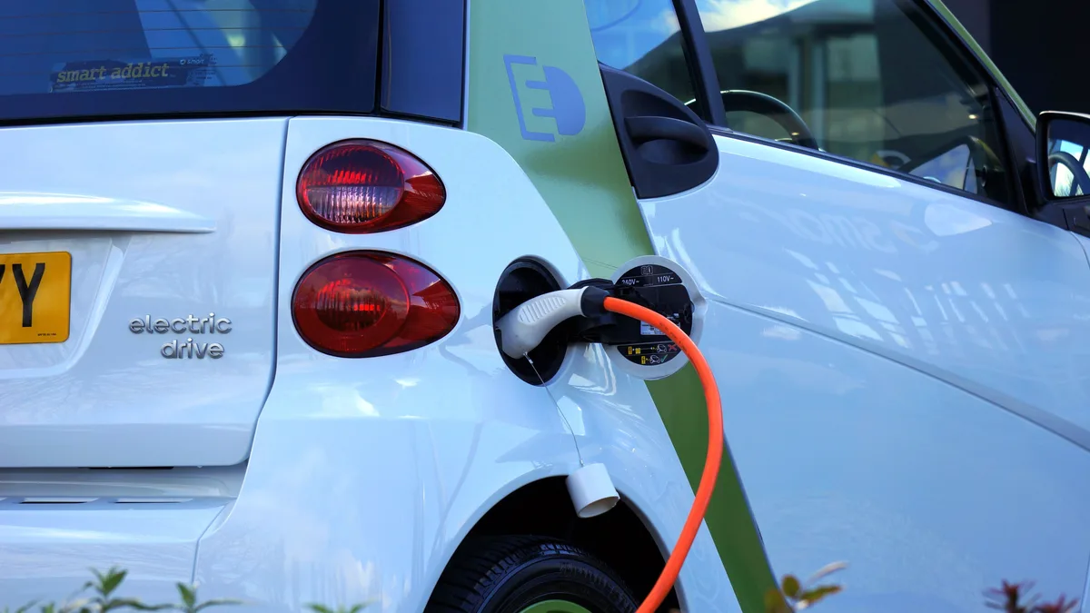 Nahaufnahme eines elektrisch aufgeladenen Autos, das umweltfreundlichen Transport hervorhebt.