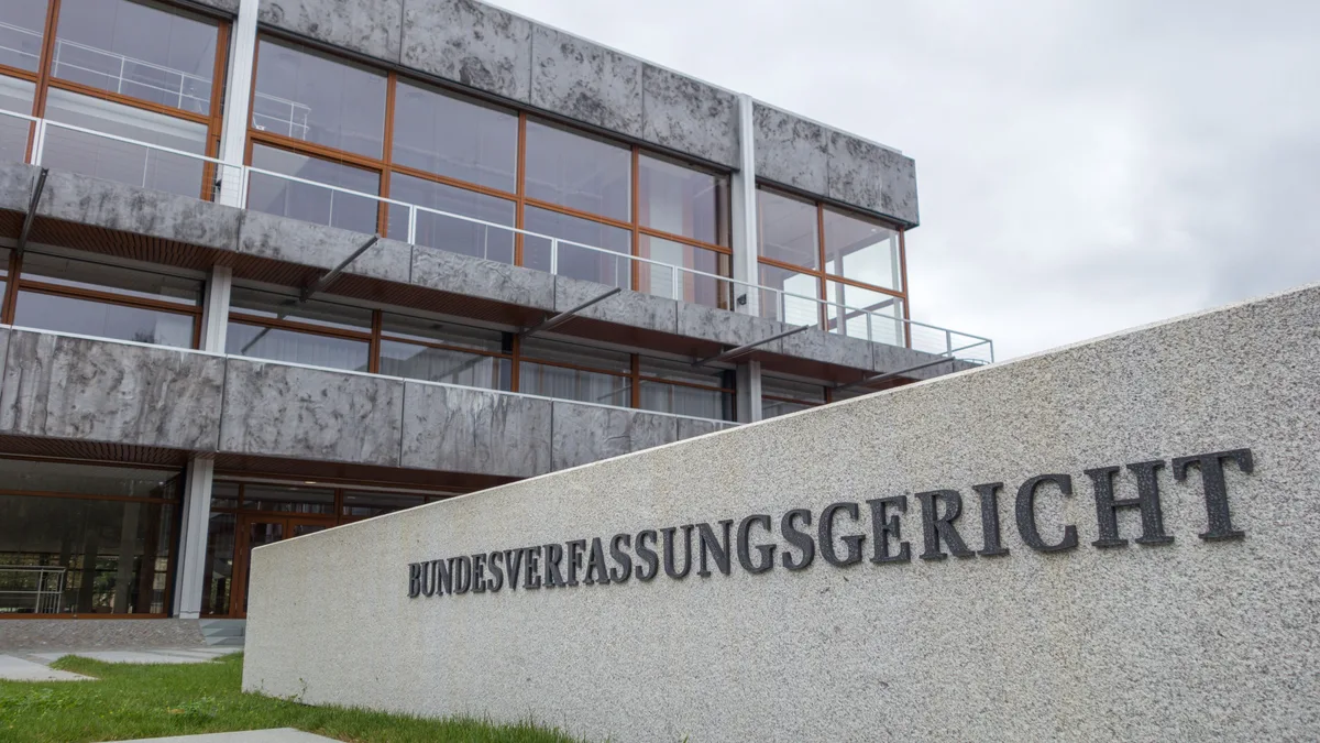 Außenansicht des Bundesverfassungsgerichts in Karlsruhe, bewölkter Tag.