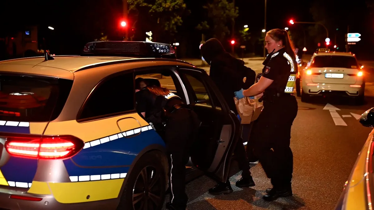 Täter wird abgeführt