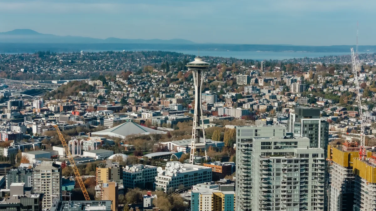 Luftaufnahme der Skyline von Seattle mit der berühmten Space Needle.