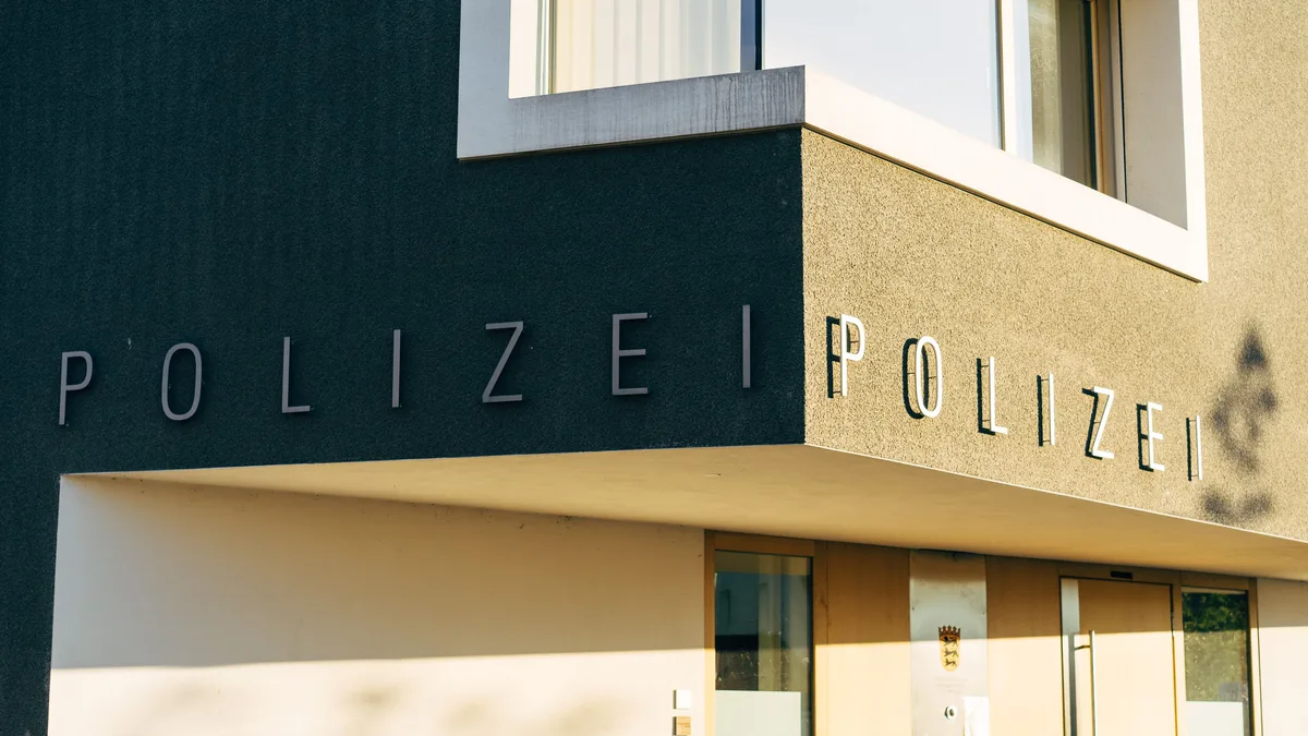 Nahaufnahme einer modernen Polizeistation in Deutschland mit klarer Beschilderung.