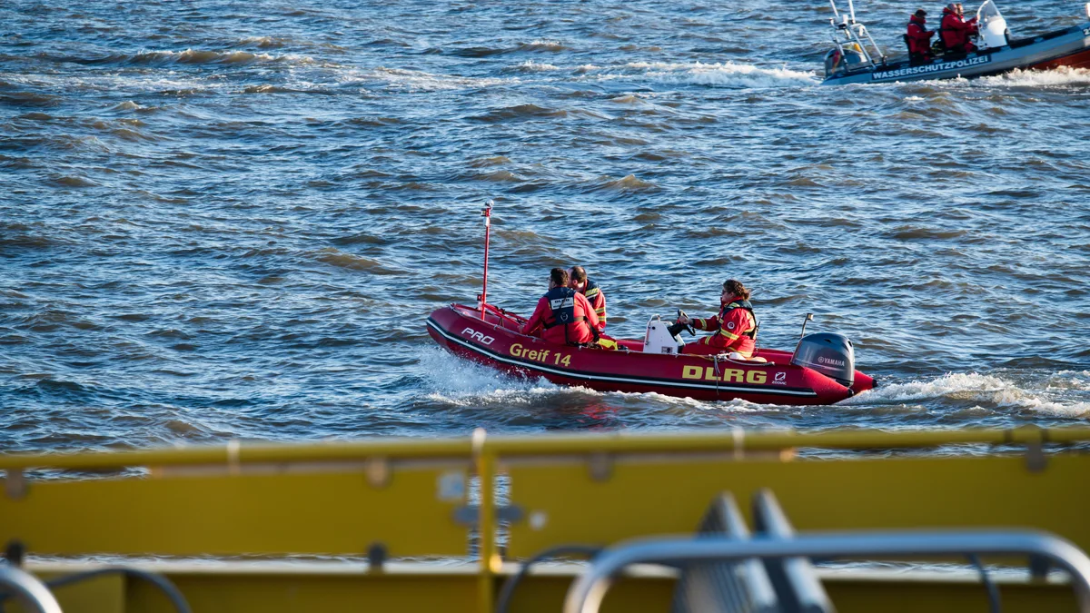 Rettungsschwimmer patrouillieren auf Rettungsbooten auf dem Fluss. Actionreiche Szene zur Sicherheit auf dem Wasser.