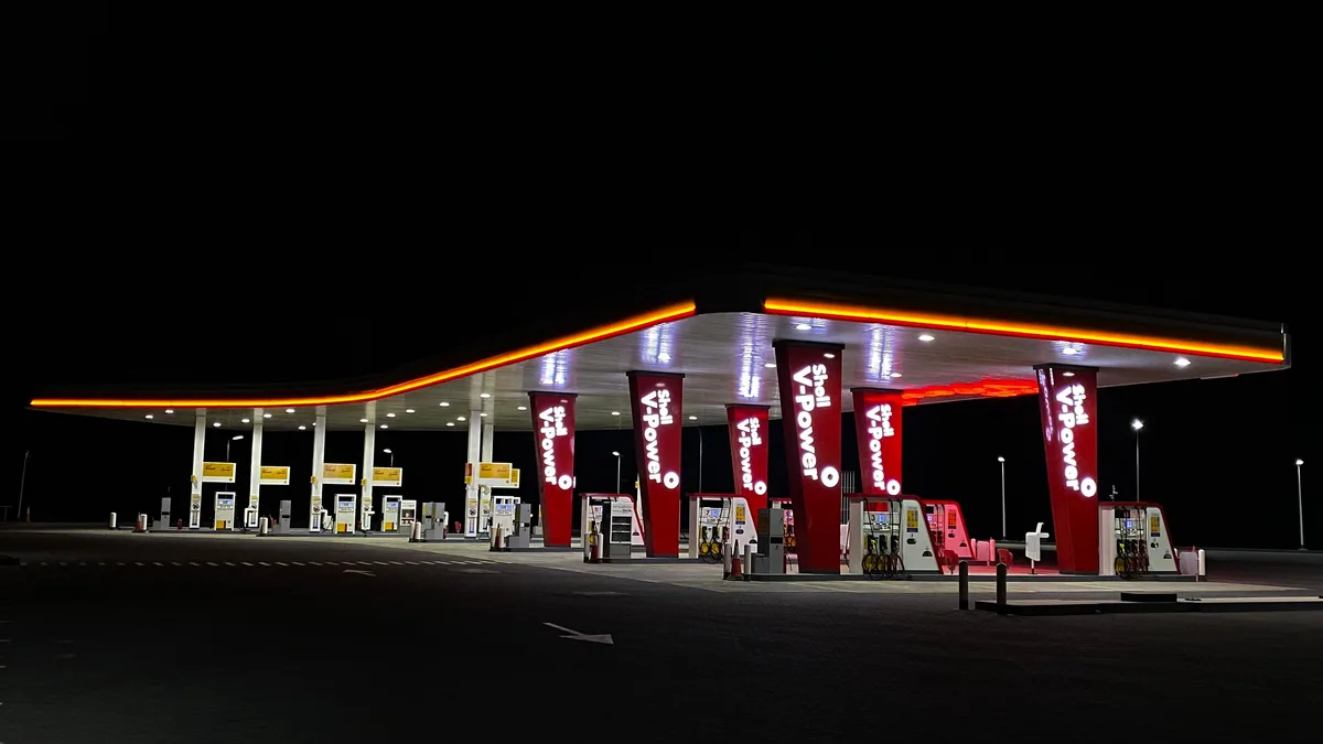 Eine hell beleuchtete Shell-Tankstelle in Maskat, Oman, nachts fotografiert.