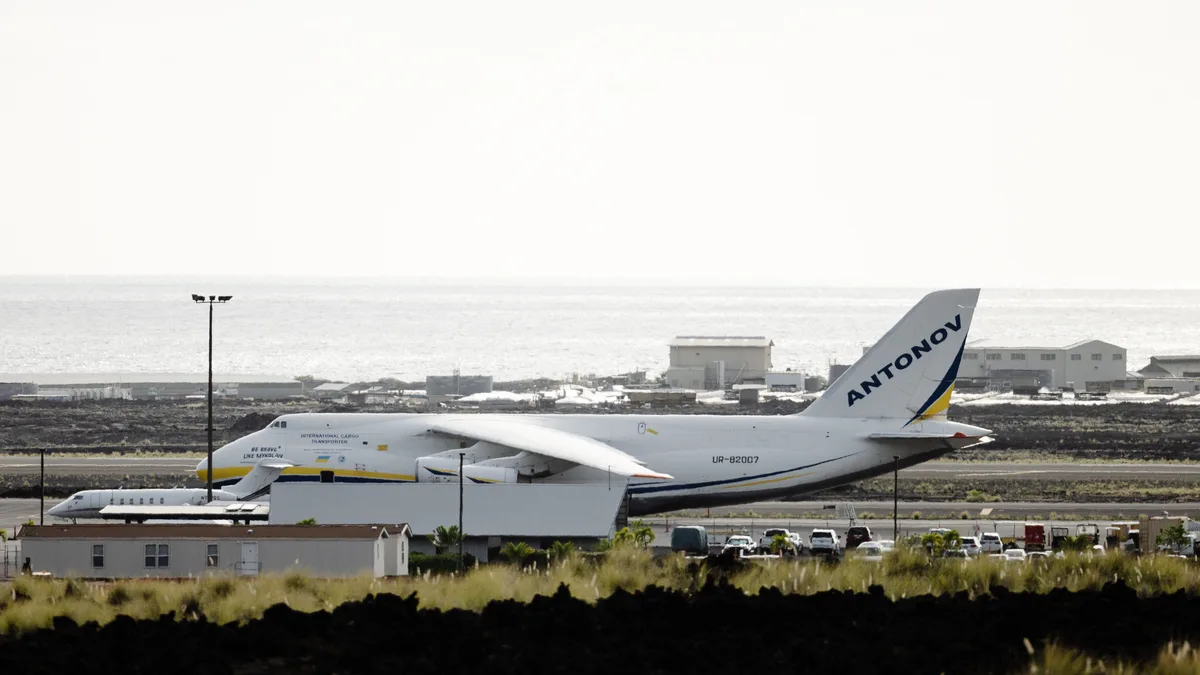 Antonov An-124 am Flughafen Kailua-Kona geparkt, mit Blick auf den Ozean im Hintergrund.