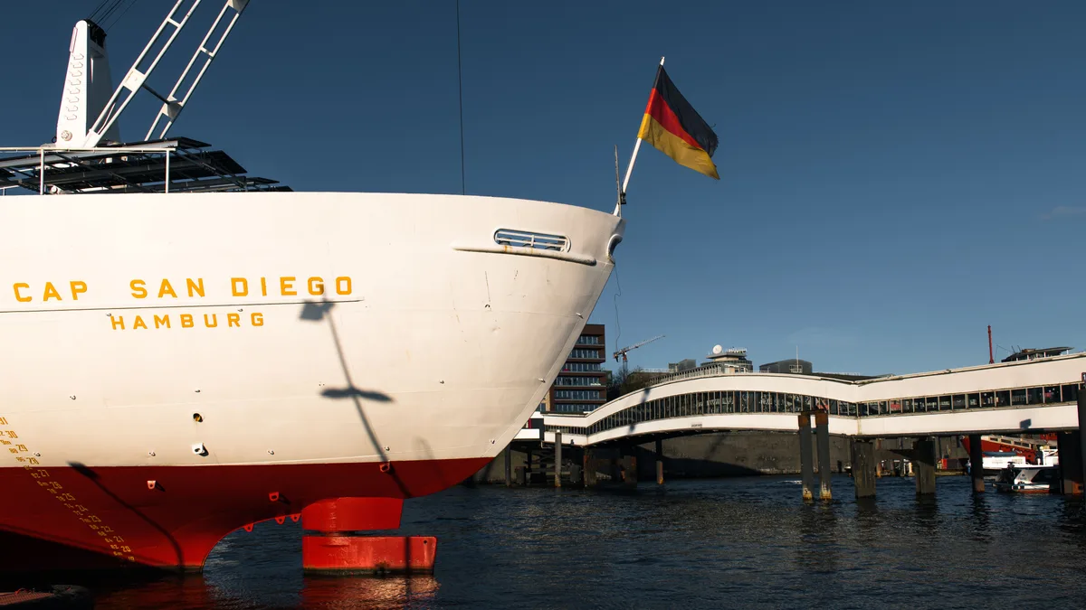 Das Kultschiff Cap San Diego legte unter klarem Himmel im Hamburger Hafen an.