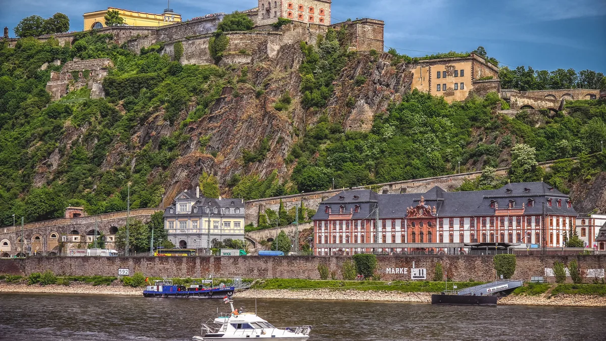 Historische Festung Ehrenbreitstein über dem malerischen Rhein in Deutschland.