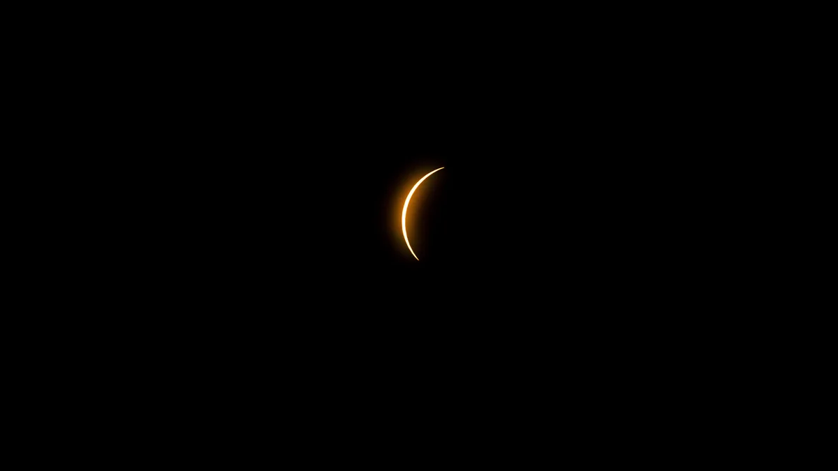 Fesselnde ringförmige Sonnenfinsternis, fotografiert vor dem dunklen Nachthimmel in Mazatlán, Mexiko.