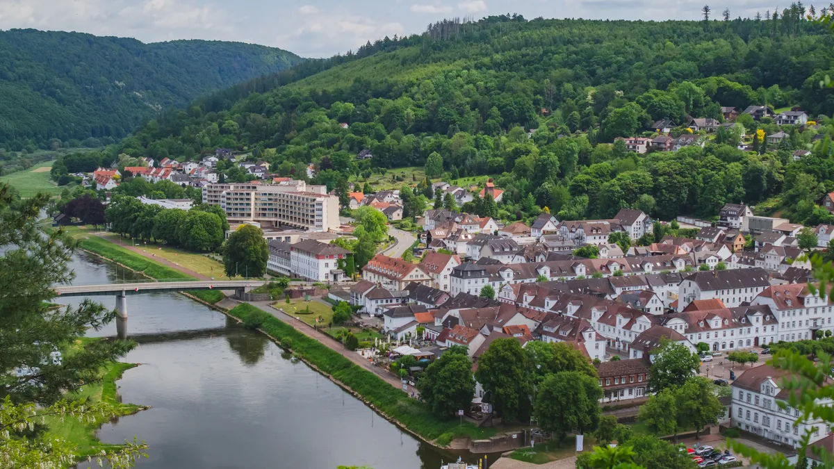 Eine malerische Luftaufnahme der Stadt Bad Ems entlang des idyllischen Lahnflusses in Deutschland.