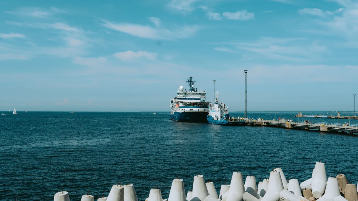 Malersicher Blick auf ein Kreuzfahrtschiff, das im Hafen von Tallinn liegt und den Küstenzauber Estlands einfängt.