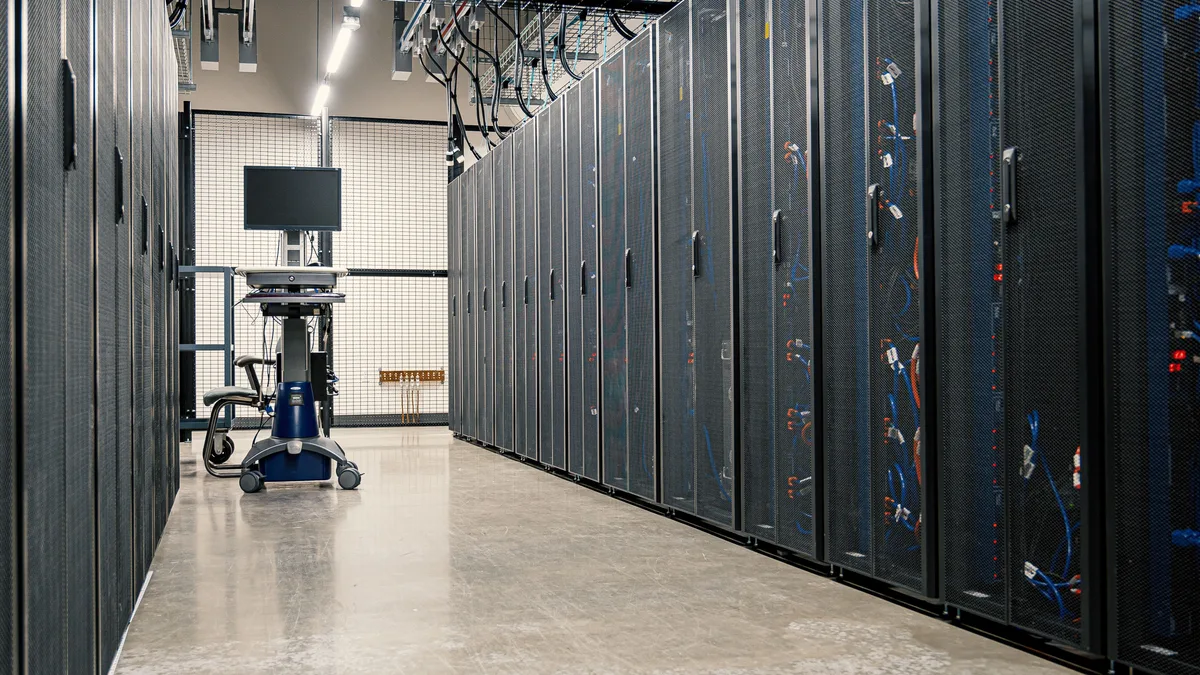 Moderner Korridor im Rechenzentrum mit Serverracks und Computerhardware. Ideal für Technologie- und IT-Konzepte.