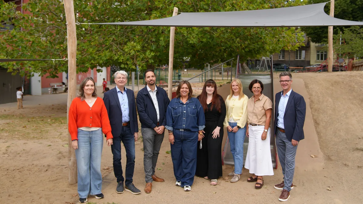 Überzeugten sich vor Ort von den neuen Sonnensegeln in der Kita Kinderschiff (von links): Klimaschutzmanagerin Julia Frimmersdorf, Beigeordneter Ralf Seemann, Abteilungsleiter Kindertagesbetreuung Sammy Labidi, Kita-Leiterin Asya Görgün, Jasmin Dag aus der Abteilung Kindertagesstätten, stellvertretende Kita-Leiterin Laura Ganzer, gesamtstädtische Kita-Leitung Anke Dierdorf und Bürgermeister Peter Jung.