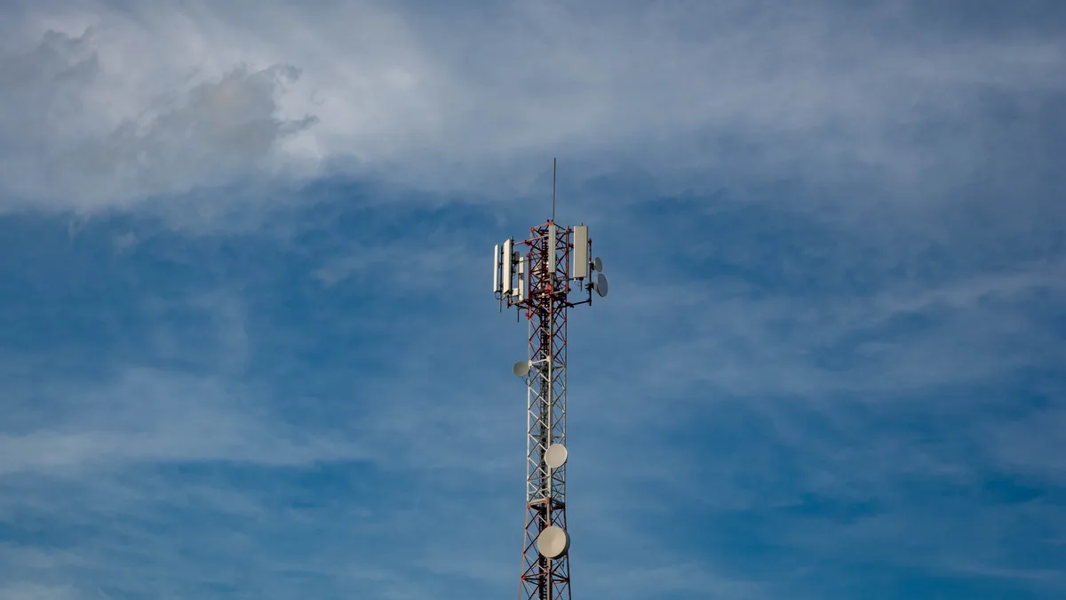 Telekommunikationsturm in Grubišno Polje gegen einen blauen Himmel, der moderne Konnektivität symbolisiert.