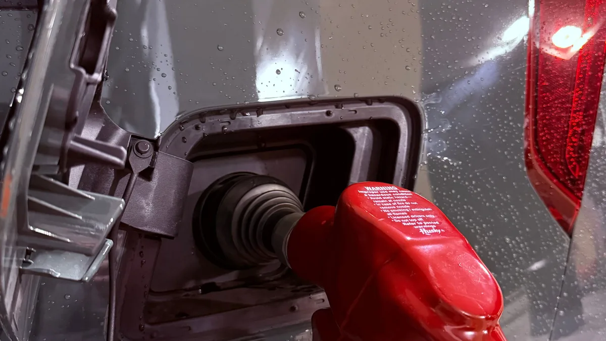 Nahaufnahme eines Autos, das an einer Tankstelle betankt wird. Ideal für Themen zu Energie und Verkehr.