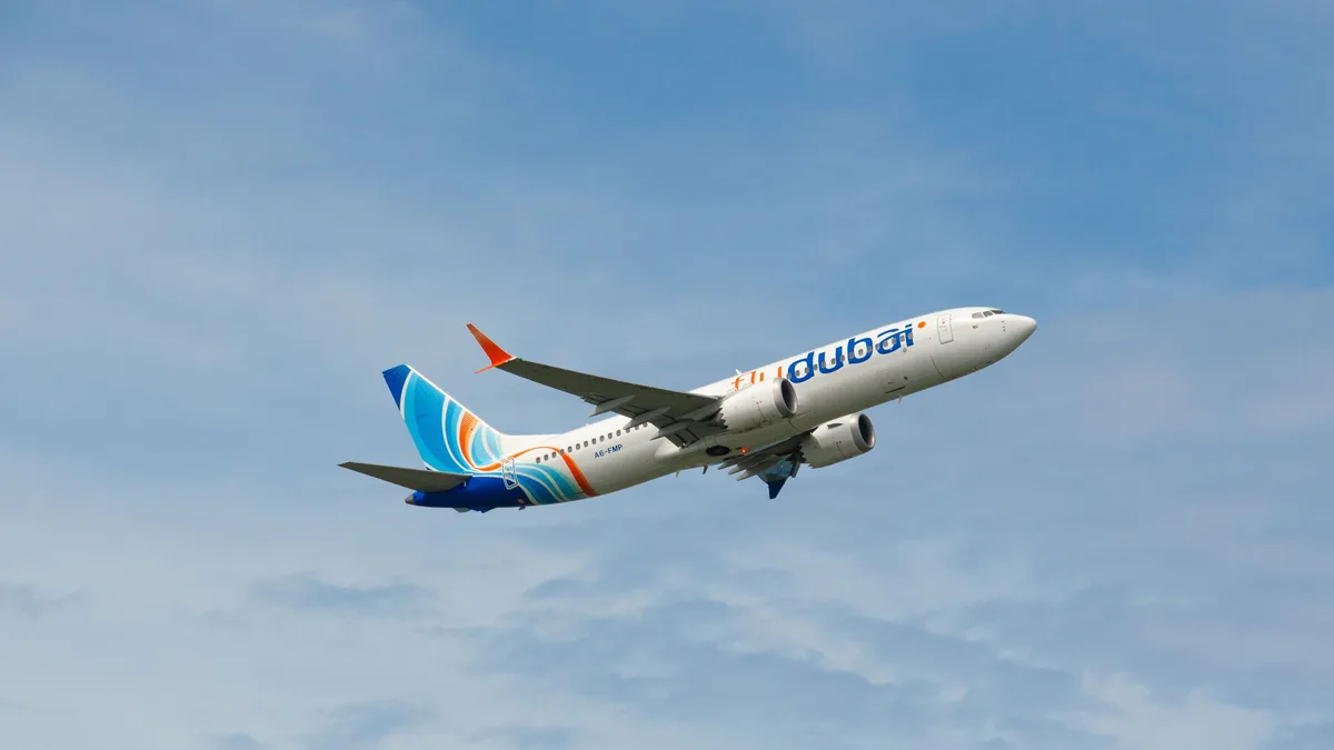 Ein Flugzeug von Flydubai hebt vor blauem Himmel ab und demonstriert die moderne Luftfahrt.