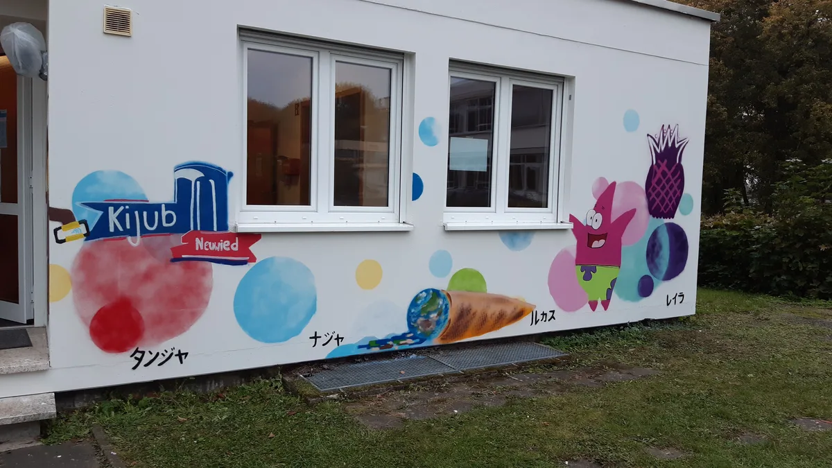 Bunt gestaltete Fassade des Kindertreffs Heimbach-Weis in der Waldstraße