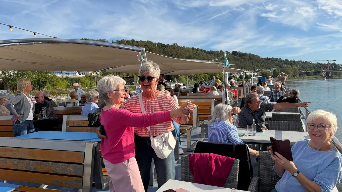Seniorinnen und Senioren bei der Schifffahrt 67+ auf dem Rhein