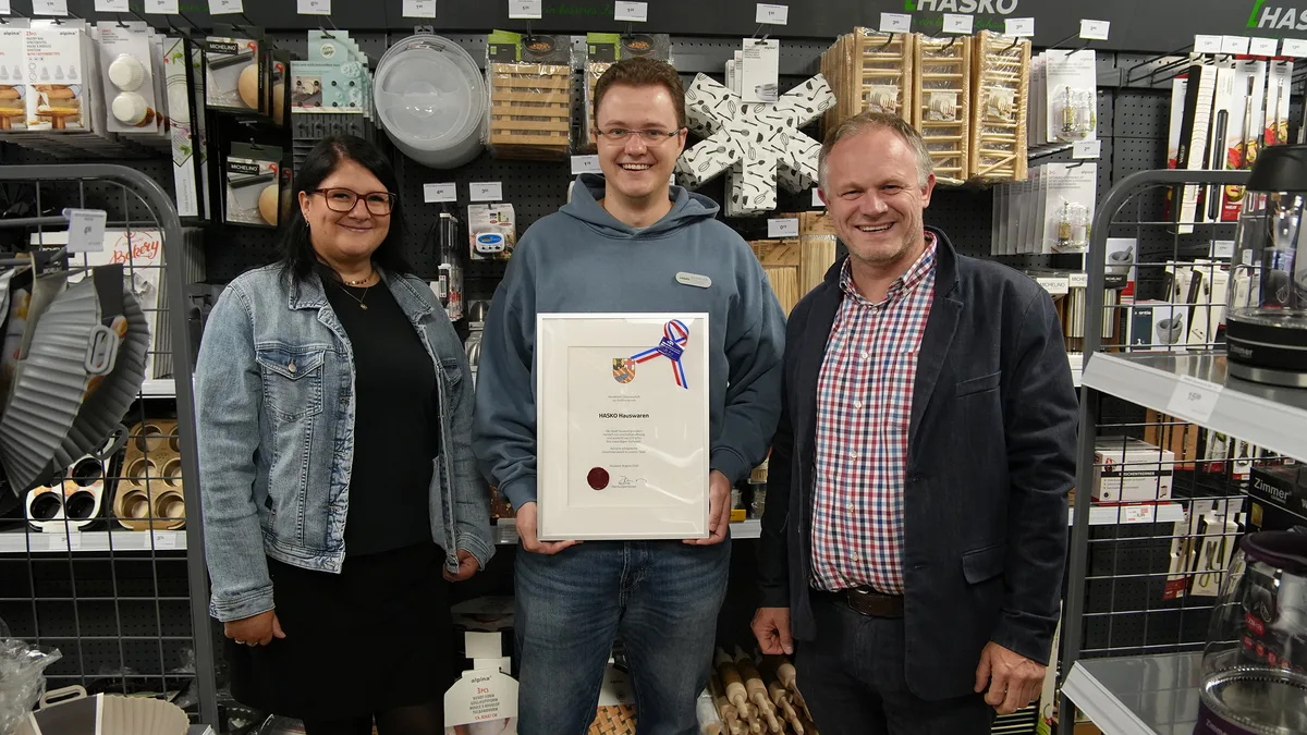Oberbürgermeister Jan Einig und City-Managerin Michaela Ullrich beim Besuch im Haushaltswarengeschäft HASKO in der Neuwieder Mittelstraße