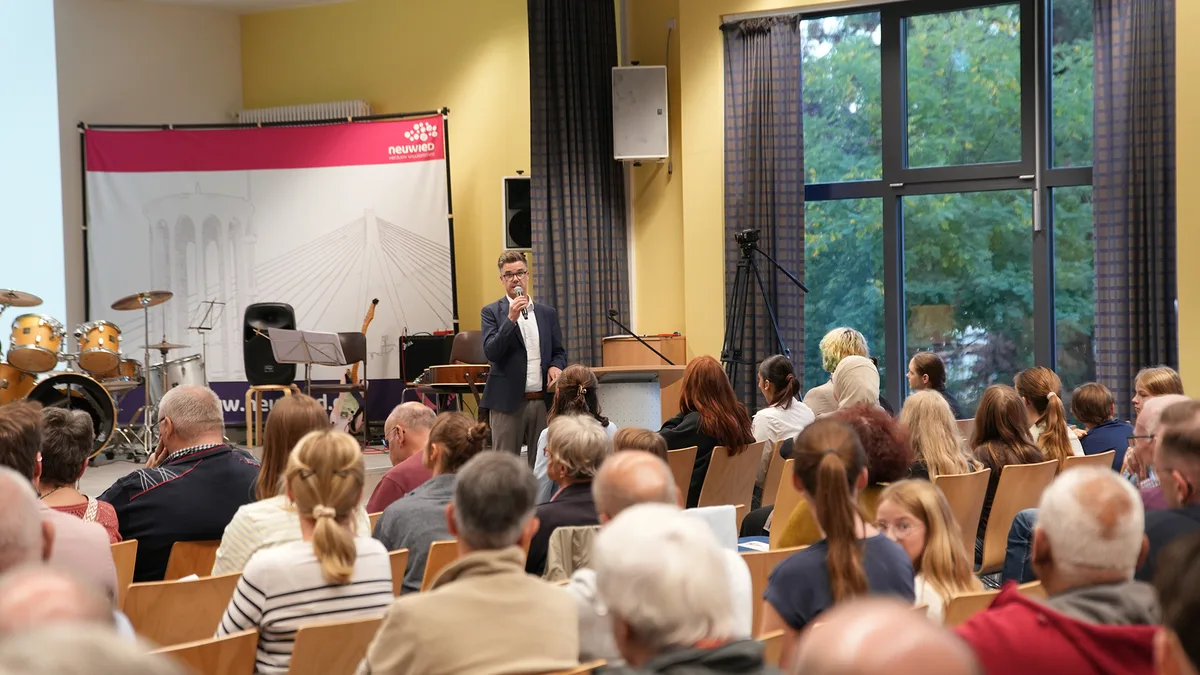 Junge und ältere Menschen im Amalie-Raiffeisen-Saal der Volkshochschule Neuwied bei der Langen Nacht der Demokratie