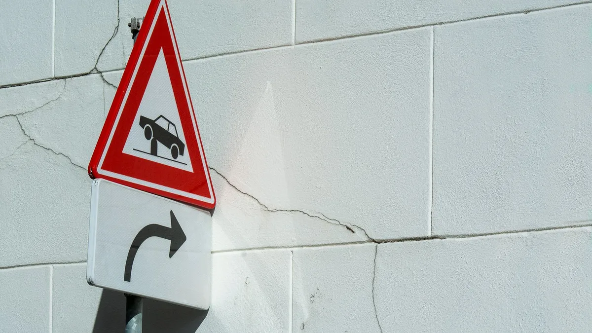 Symbolbild: Verkehrswarnschild an einer Wand