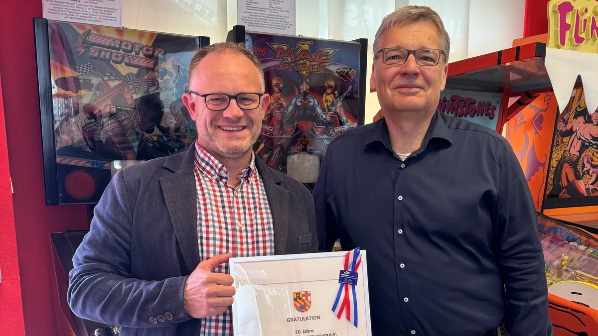 Oberbürgermeister Jan Einig und Vereinsvorsitzender Axel Hillenbrand beim Jubiläumsbesuch im Deutschen Flippermuseum Neuwied