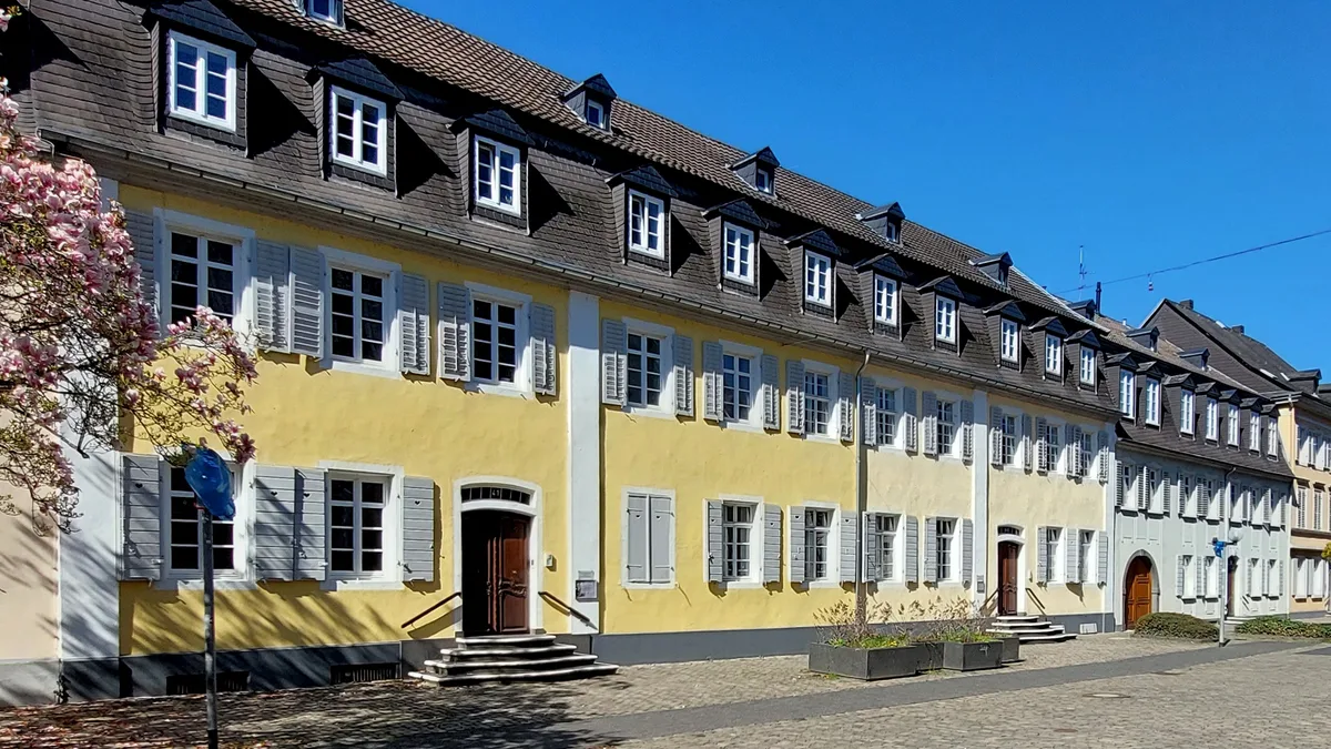 Gelbe Barockhäuser mit Schiefermansarddach im Herrnhuter Viertel in Neuwied