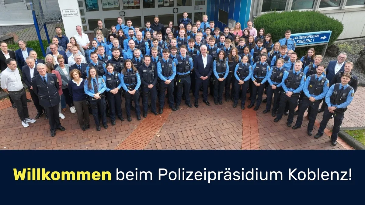 Die 69 neuen Polizeikommissarinnen und -kommissare beim Begrüßungstermin im Polizeipräsidium Koblenz