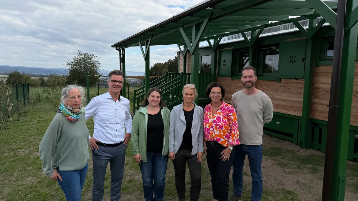 Das Betreuerteam der Waldkita Segendorf gemeinsam mit Bürgermeister Peter Jung und Kita-Gesamtleiterin Anke Dierdorf