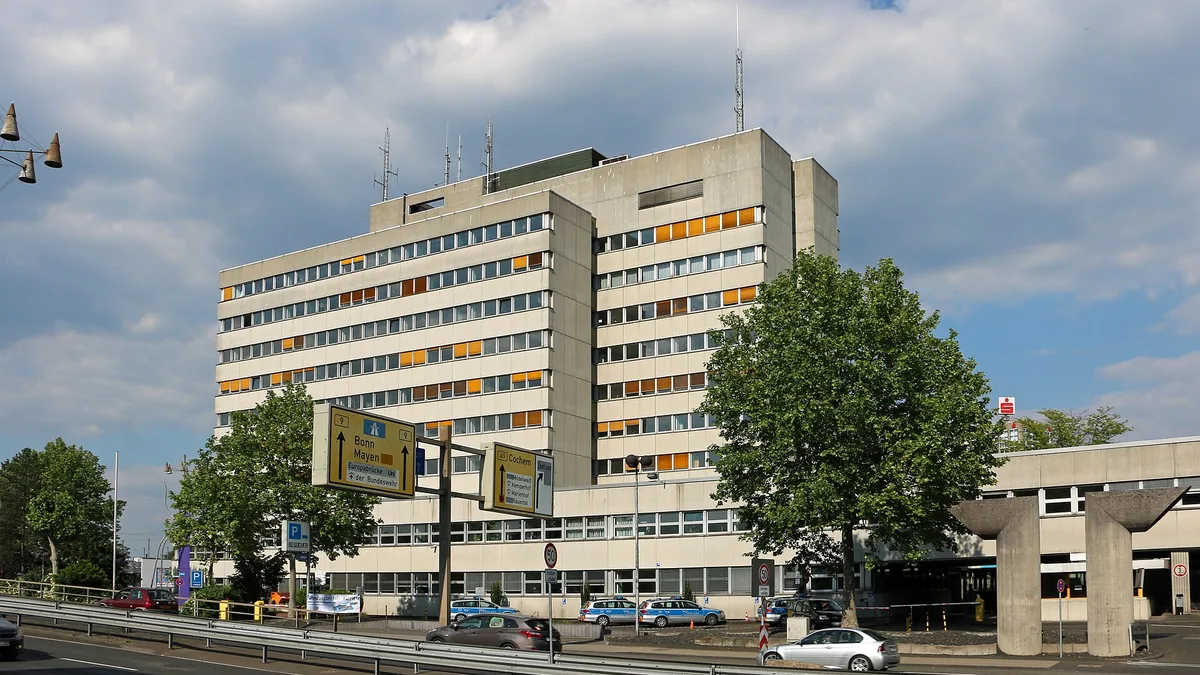 Symbolbild: Polizeipräsidium Koblenz unter bewölktem Himmel