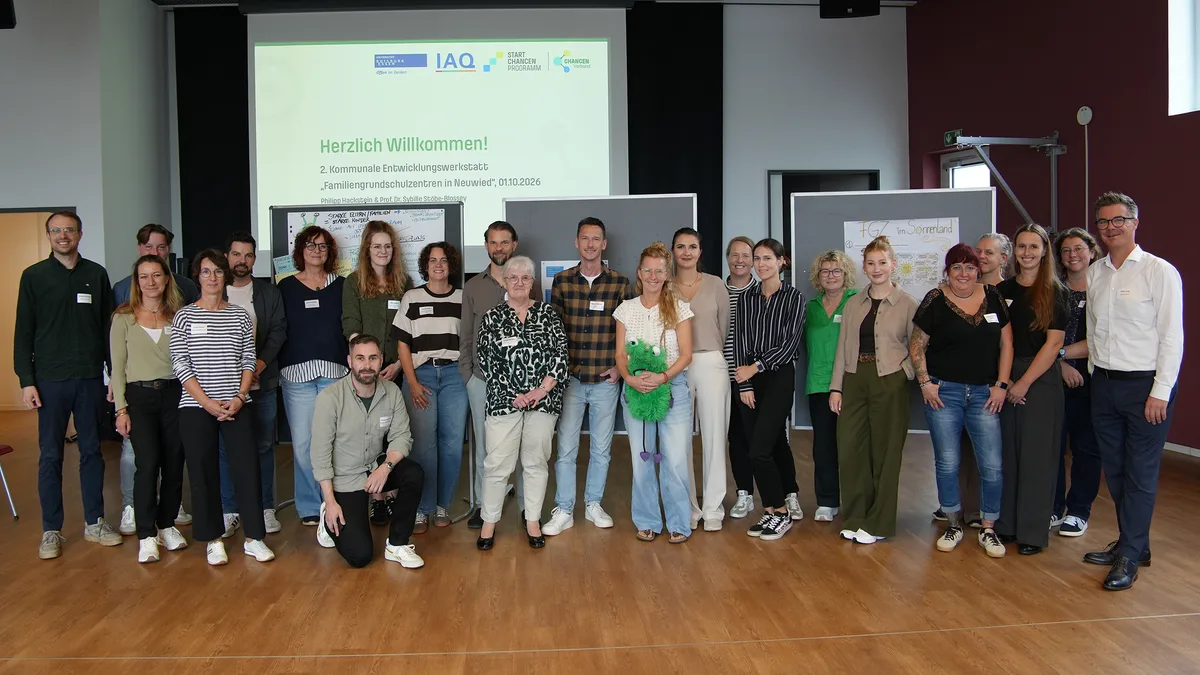 Gruppenfoto der Teilnehmenden der Entwicklungswerkstatt zu den Familiengrundschulzentren im Jugendzentrum Big House in Neuwied
