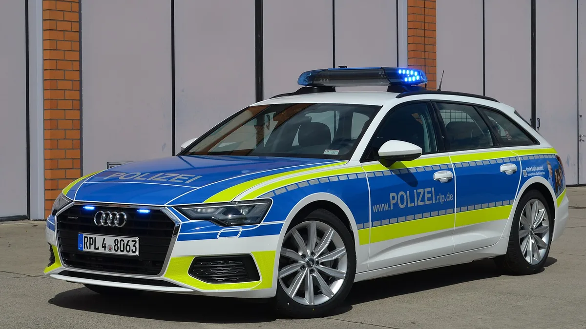 Symbolbild: Streifenwagen der Polizei Rheinland-Pfalz mit Blaulicht