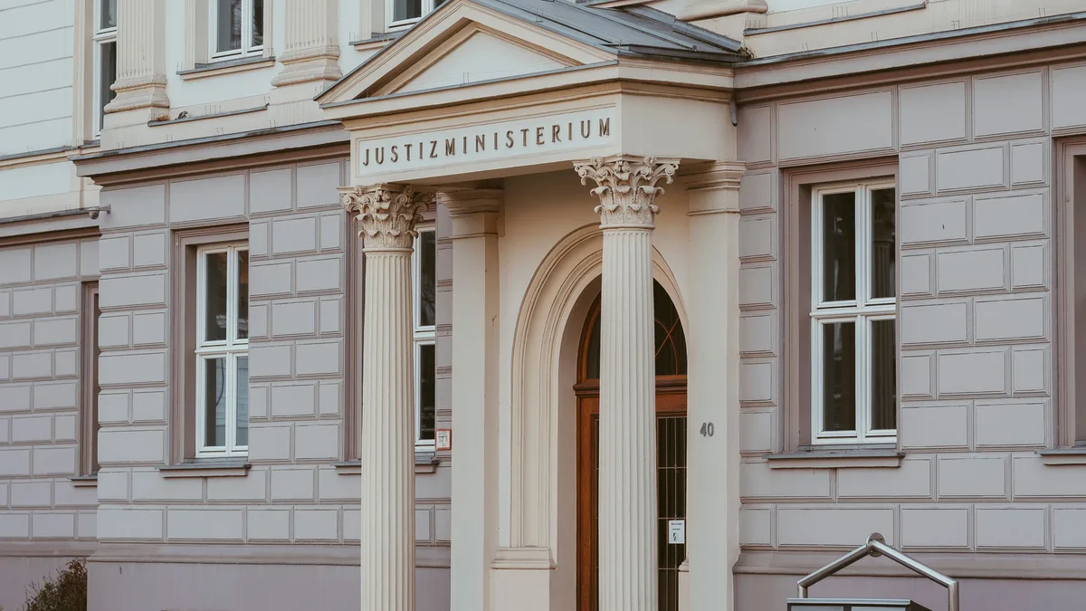 Elegante neoklassizistische Fassade eines deutschen Justizministeriums mit Säulen und Eingang.