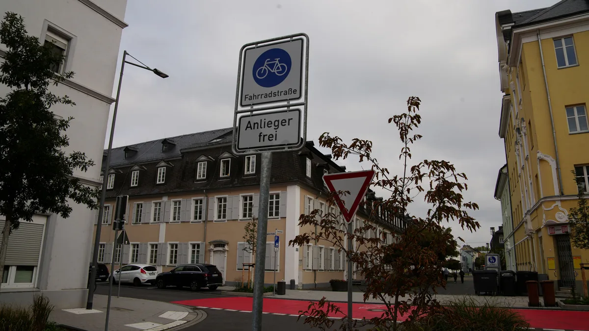 Die Engerser Straße in Neuwied, die zwischen Wilhelm- und Pfarrstraße als Fahrradstraße ausgewiesen ist