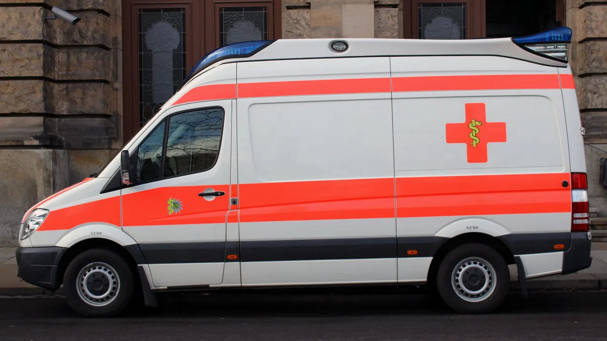 Seitenansicht eines im Freien geparkten Krankenwagens in Dresden, Deutschland.