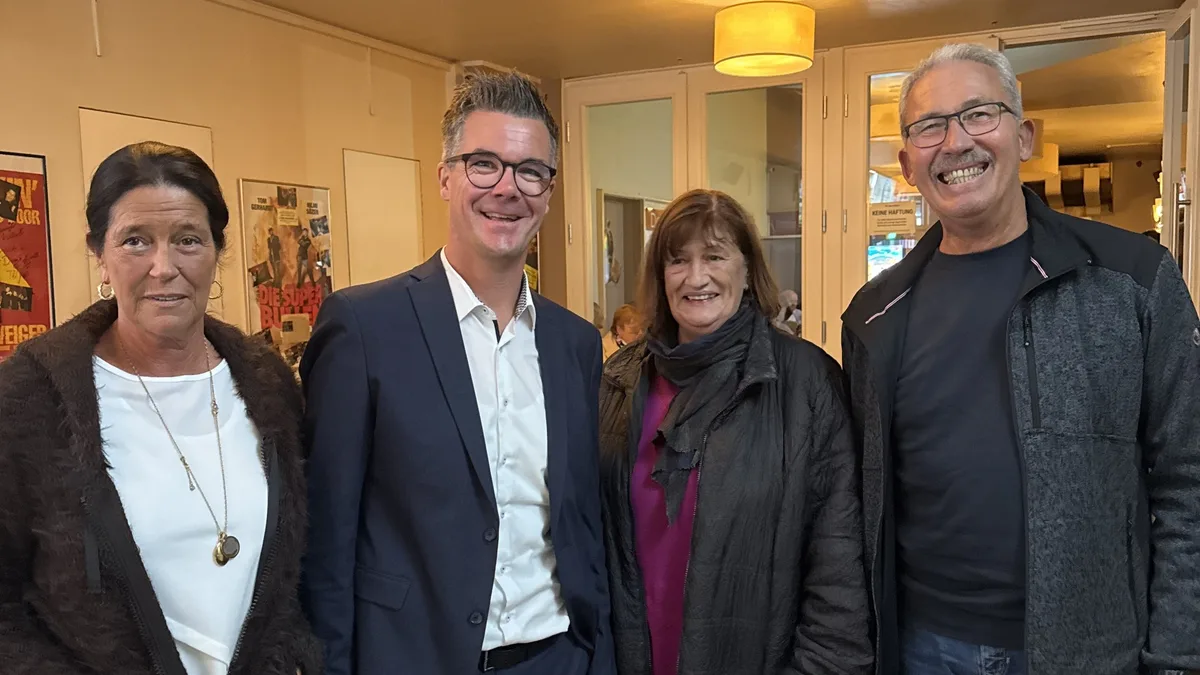 Kinobetreiberin Sabine Weiler, Bürgermeister Peter Jung sowie Brigitte Neumann und Rüdiger Olschewski vom Seniorenbeirat beim Abschluss des Generationenkinos