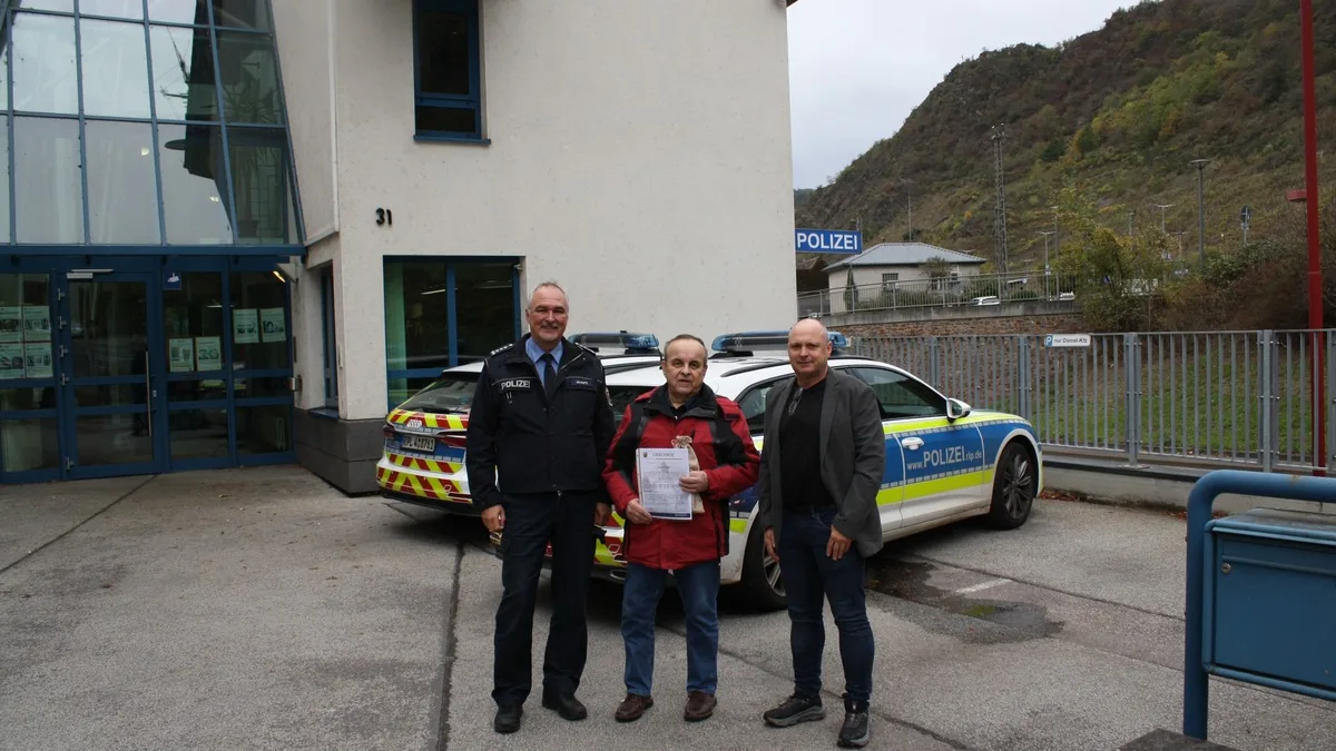 Überreichung einer Urkunde bei der Polizeiinspektion Cochem