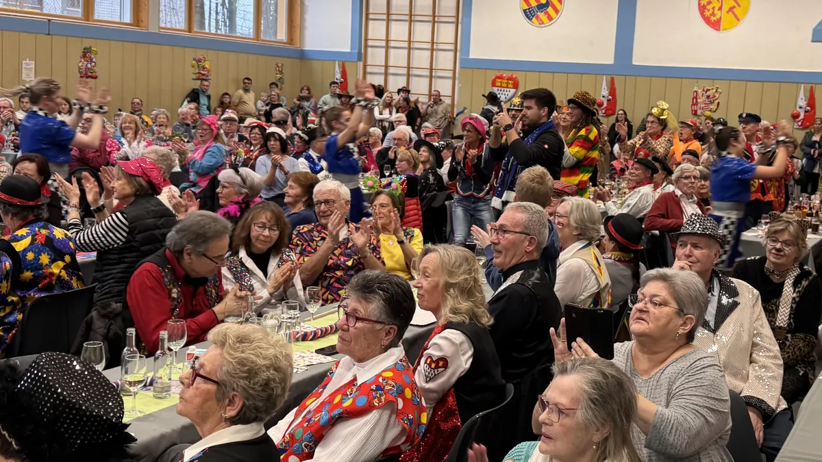 Besucher beim Seniorenkarneval 2025 in Irlich