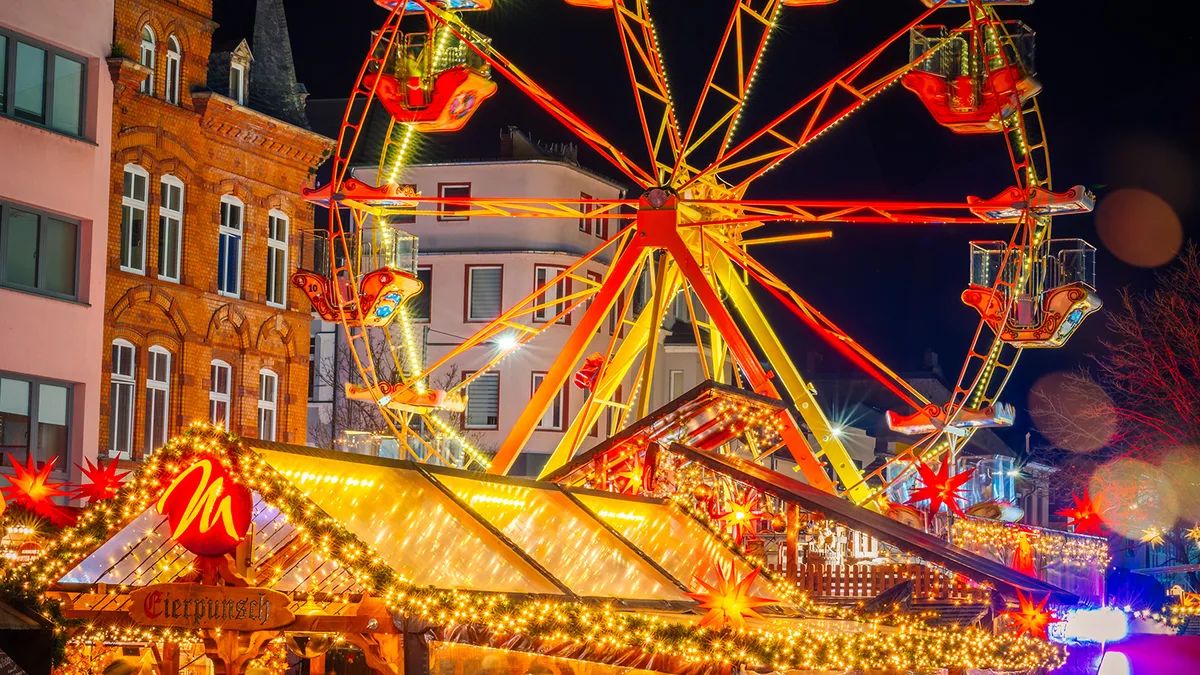 Das beleuchtete Riesenrad auf dem Knuspermarkt am Luisenplatz in Neuwied