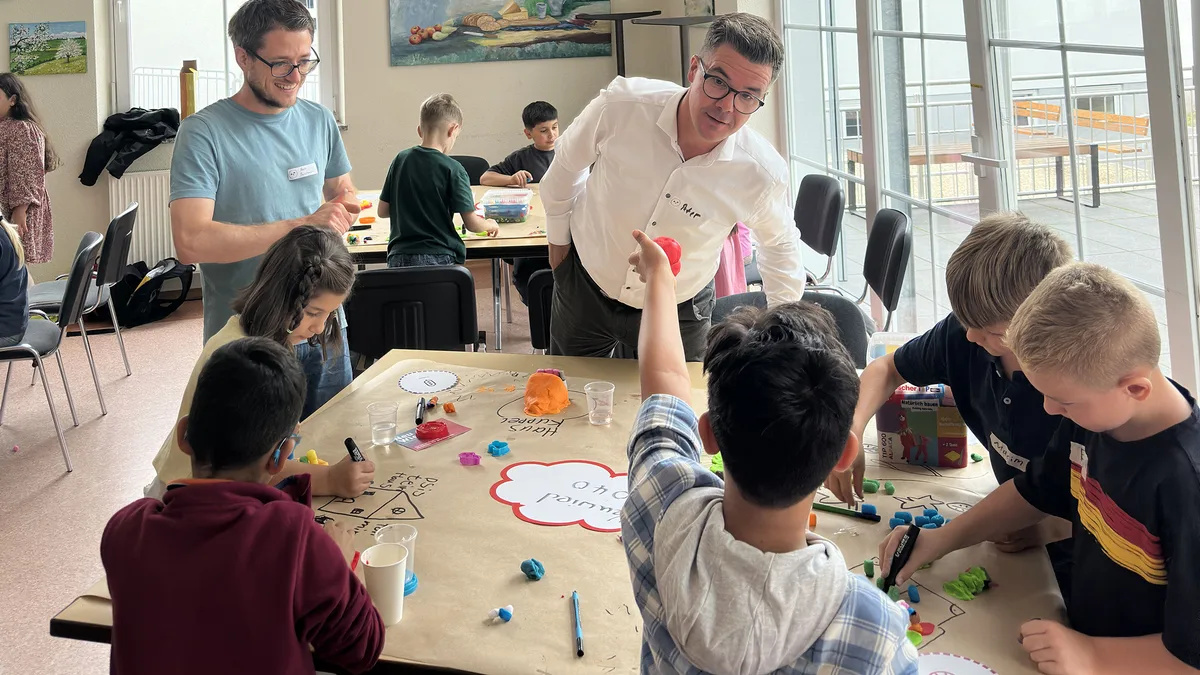 Kinder des Kinderparlaments der Geschwister-Scholl-Grundschule arbeiten bei der Zukunftswerkstatt mit Knete und Filzstiften an ihren Ideen für Neuwied