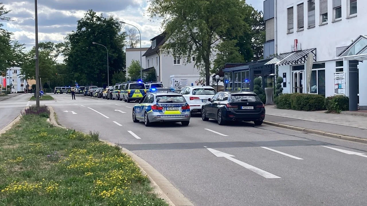 Polizeifahrzeuge am Tatort