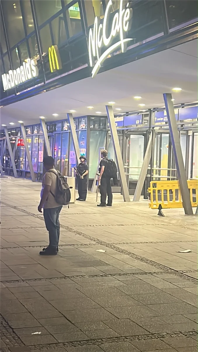 Polizisten mit Maschinenpistolen