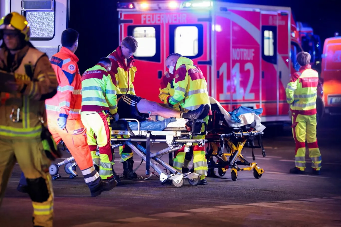 Rettungskräfte versorgen Patienten