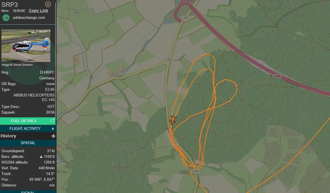 Polizeihubschrauber über der vermeintlichen Brandstelle
