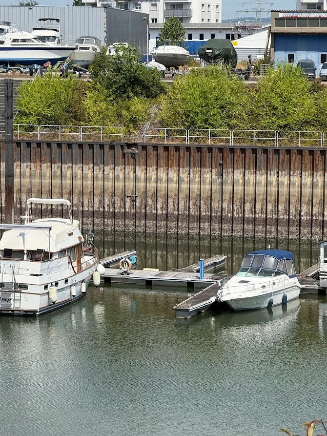 Niedrigwasser macht sich im Yachthafen Neuwied bemerkbar