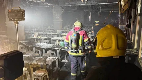 Feuerwehrleute nach den Löscharbeiten