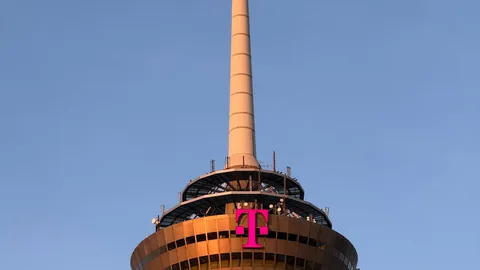 Der Colonius-Turm in Köln, Deutschland, aufgenommen bei Sonnenuntergang vor klarem Himmel.