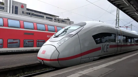 Hochgeschwindigkeitszüge ICE und Regionalzüge am Bahnhof Stuttgart in Deutschland.